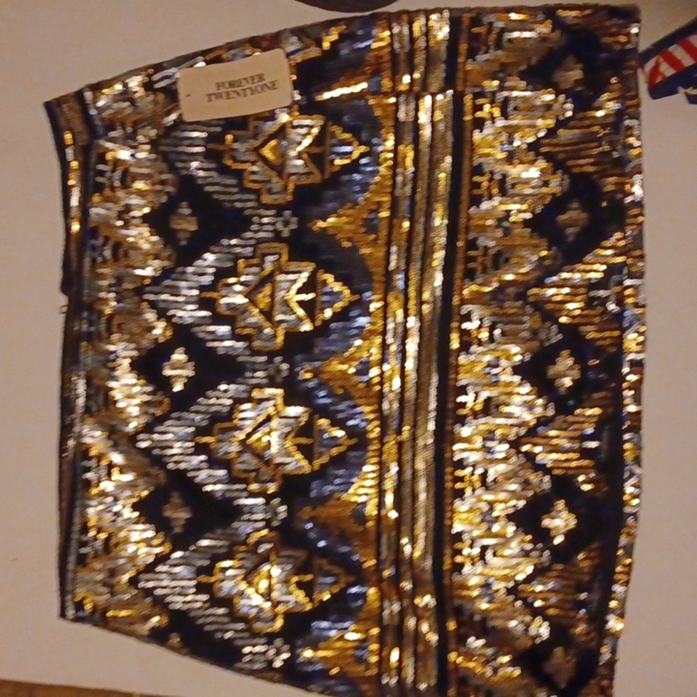 FOREVER 21 SKIRT BLACK LINING WITH GOLD, BLACK AND SILVER SIQUENCE SIZE M